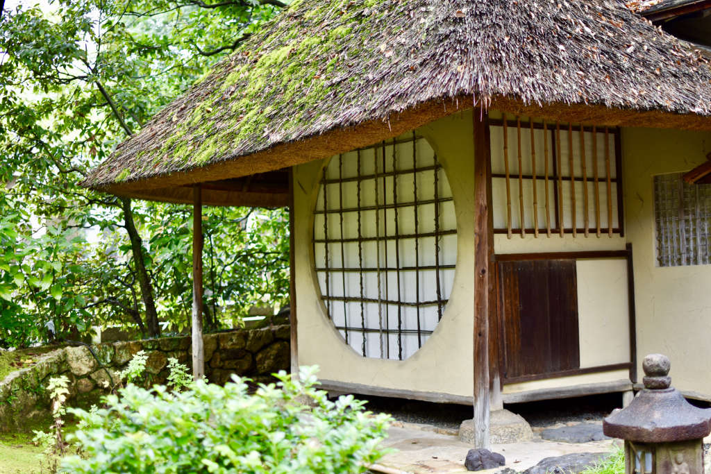 Maison de thé traditionnelle dans un jardin japonais de type CHANIWA