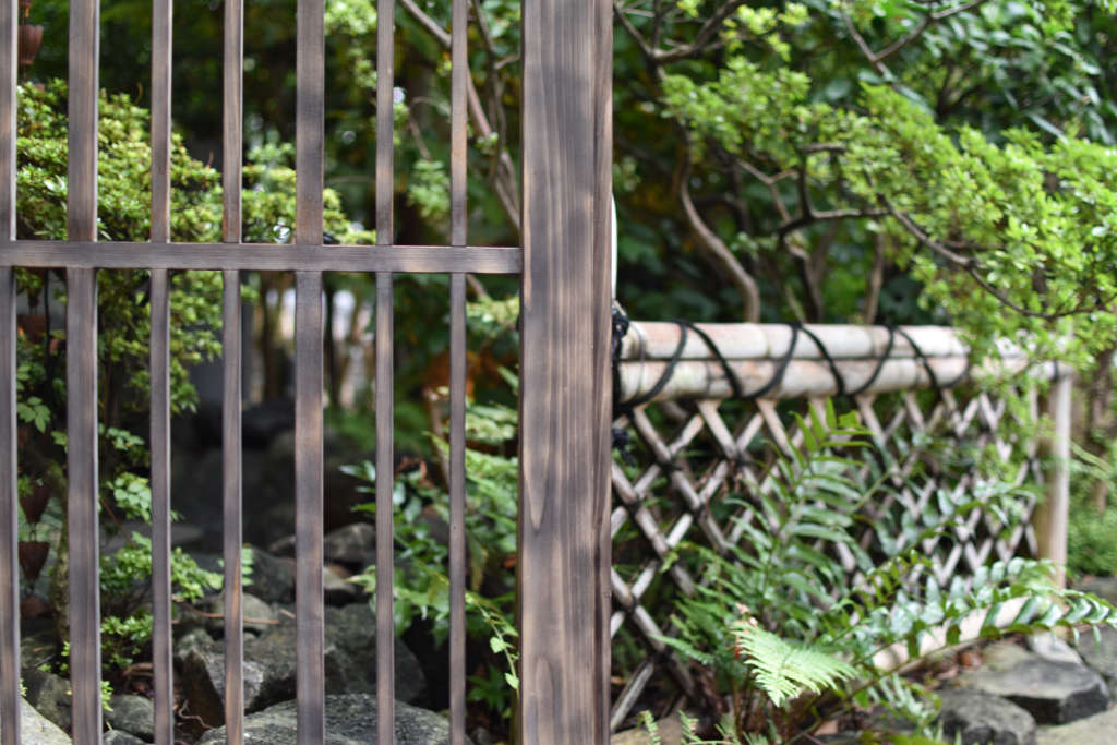 Dans un jardin japonais, clôtures en bois et en bambou