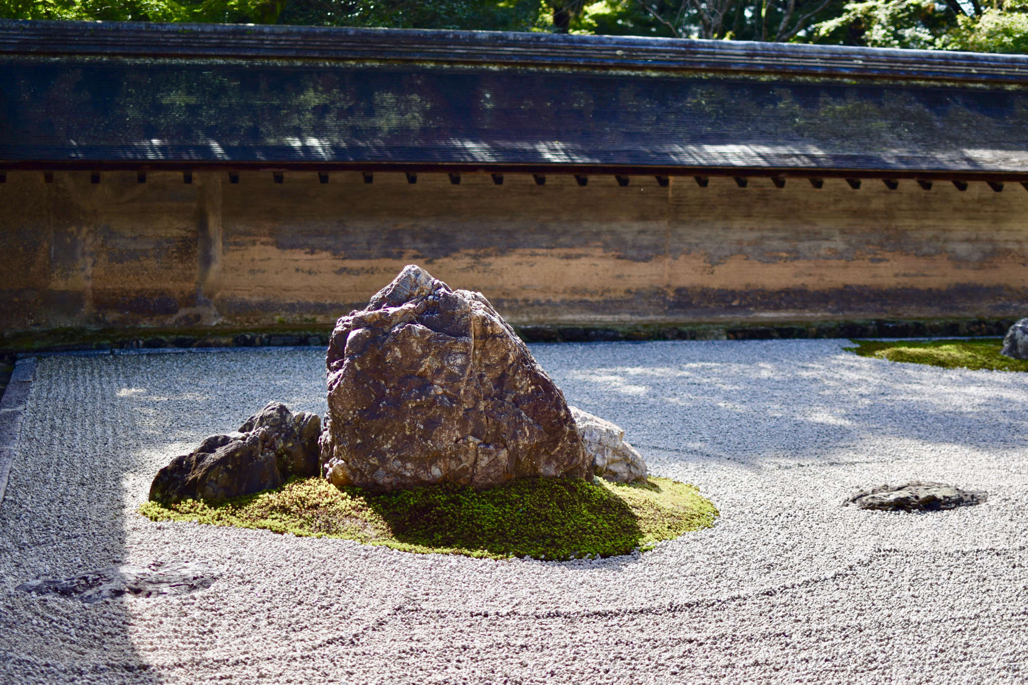 Dans le Ryoan-ji à Kyoto, il est impossible de voir en même temps toutes les pierres dans le jardin