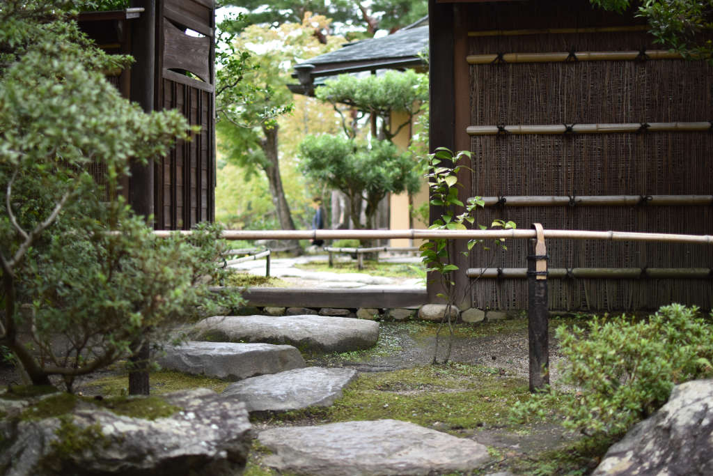 De grosses pierres plates, connues sous le nom de pas japonais, tracent un chemin vers la porte du jardin