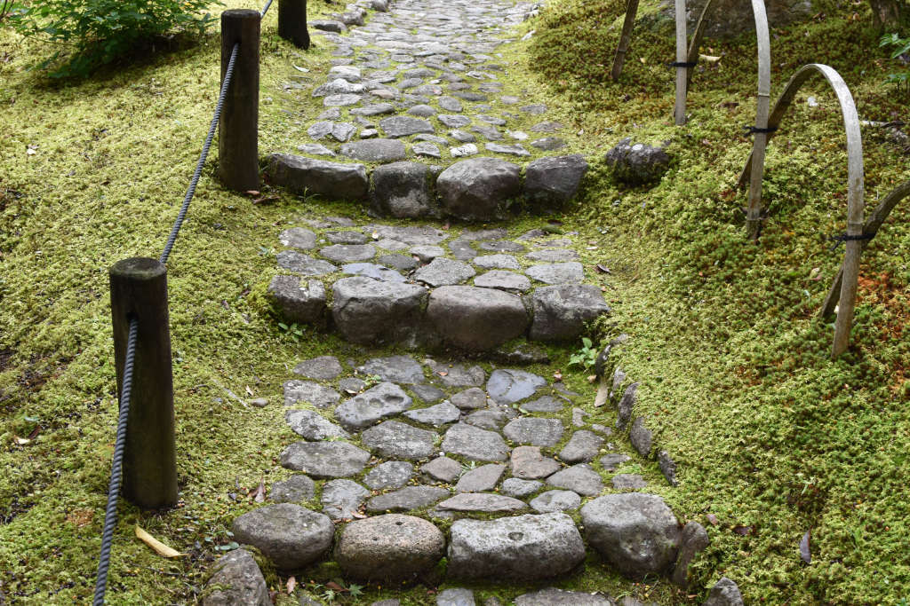 Des pierres plus petites forment des allées ou des escaliers
