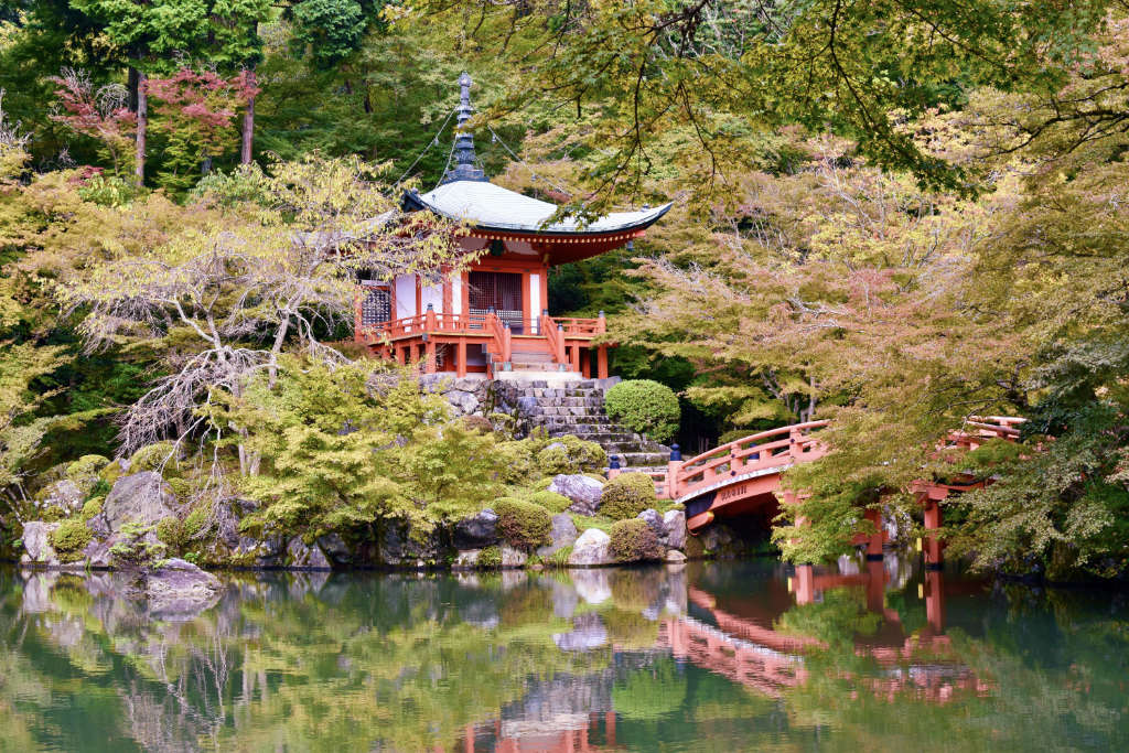 Pont rouge menant à un petit pavillon dans un célèbre jardin de Nara
