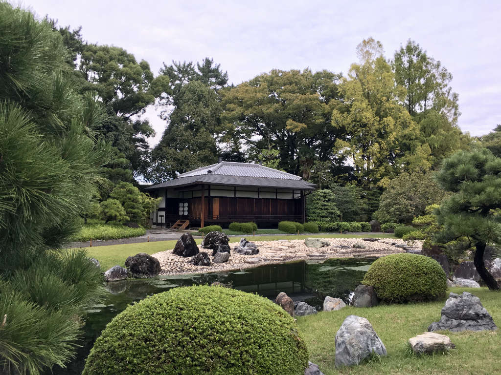Les arbustes taillés en demi-boule, dans les jardins au Japon, sont appelés tatamono